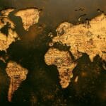 Strefy klimatyczne świata: powtórka w pigułce dla maturzysty Stara mapa świata na pożółkłym papierze pokazująca strefy klimatyczne