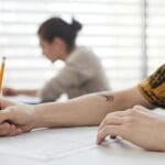 Uczeń pisze odpowiedzi na arkuszu egzaminu z języka polskiego